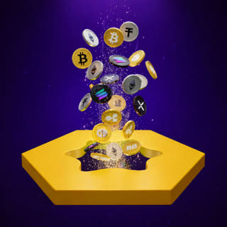Diversas monedas criptográficas dispuestas sobre una superficie oscura y reflectante